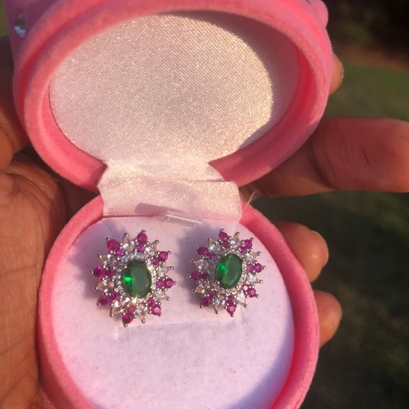 Absolutely stunning emerald and ruby lab created crystals studs - Picture 10 of 11